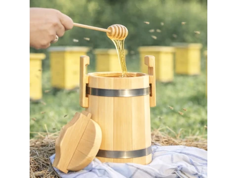 Wie bereitet man sich auf die Honigsaison vor und warum lagert man Honig in einem Holzfass?